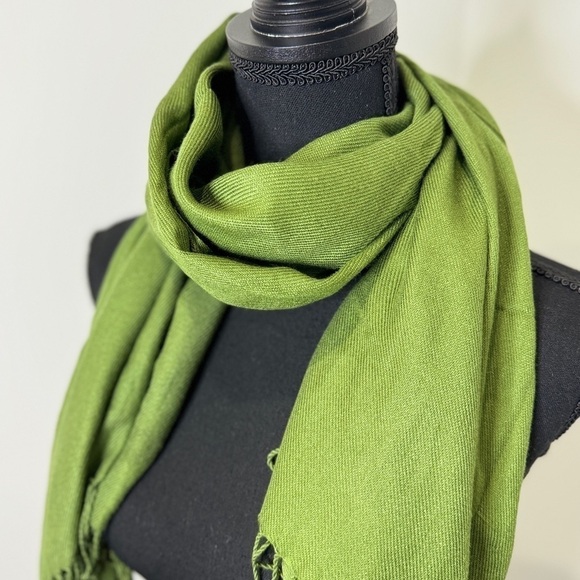 Green Lightweight Women’s Scarf - Picture 3 of 5